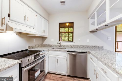 2053 Headlands Cir, Herndon VA  20191-3642 exterior