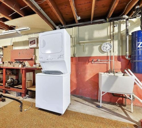 57 Keeney St, Manchester CT 06040-6426 exterior