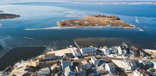8 Harborside Dr, Pelican Island NJ  08751-1316 exterior