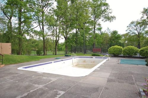 701 Eagle Bay Dr, Crotonville NY  10562-2372 exterior