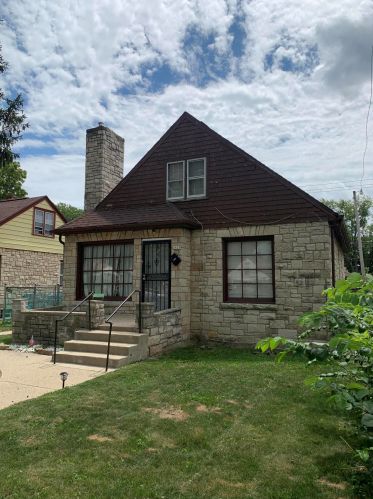2421 Hampton Ave, Milwaukee, WI 53209-5636