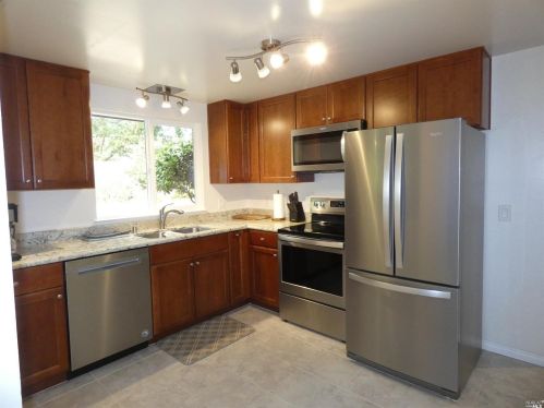 7309 Oak Leaf Dr, Santa Rosa, CA 95409-6205