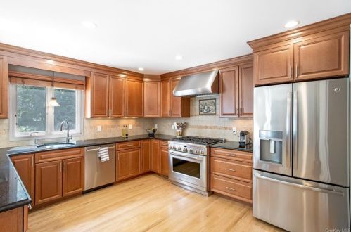 45 Rogers Dr, New Rochelle, NY 10804-1012