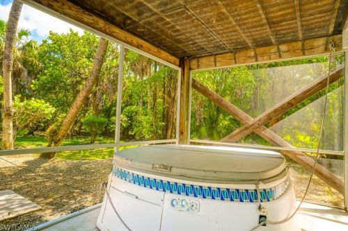 6136 Henderson Rd, Sanibel, FL 33957-2120
