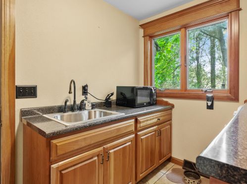 1410 Whitewater Dr, Manitowoc WI 54220-9437 exterior