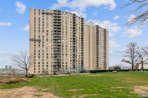 100 Manhattan Ave, Union City NJ  07087-5240 exterior