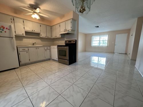 2718 Ponce De Leon Blvd, Delray Beach FL  33445-5825 exterior