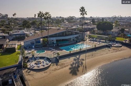 1 Saratoga, Newport Beach CA  92660-6152 exterior