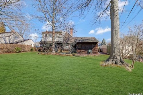 34 Flagstone Ln, Westbury NY  11590-6531 exterior