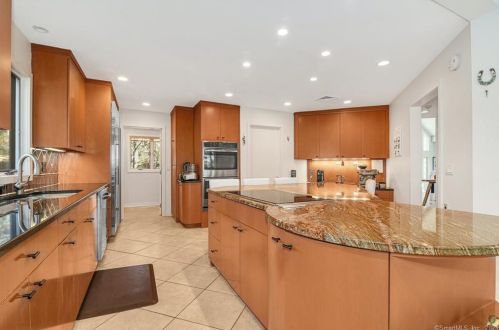 321 Blackberry Dr, Stamford CT  06903-1237 exterior
