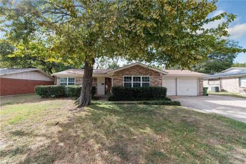 1169 Norwood Dr, Hurst, TX 76053-4555
