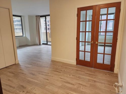 311 38th St, New York NY 10018-2902 exterior