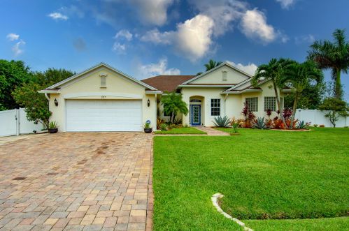 237 Molloy St, Fort Pierce, FL 34984-3639