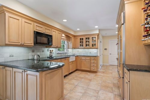 66 Hastings Dr, Northport NY  11768-2522 exterior