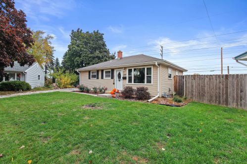 1350 Santa Monica Cir, Waukesha, WI 53186-2631