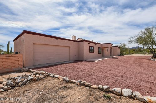 3201 Royal Copeland Dr, Tucson, AZ 85745-1524
