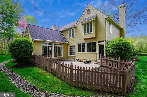 9111 Meadowcreek Ln, Lorton VA  22079-3238 exterior