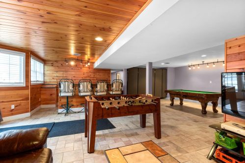 49 Sandy Ln, Dover NH  03820-5900 exterior