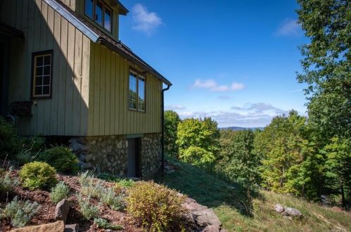27 Maple Rd, Cornwall Hud, NY 12520-1812