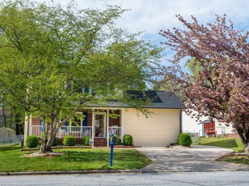 1909 Larchmont Dr, Greensboro, NC 27405-5411
