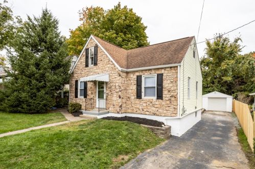 220 Seneca Dr, New Kensington, PA 15068-2131