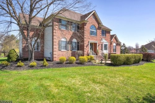 8 Stone Creek Ln, White House Station, NJ 08889-3363