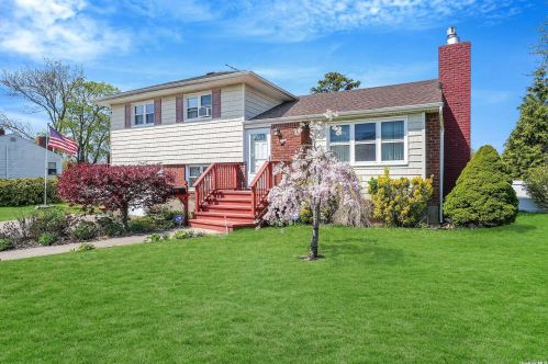 864 Pease Ln, West Islip, NY 11795-3442