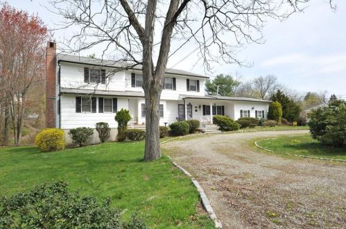 26 Stormytown Rd, Crotonville, NY 10562-2523