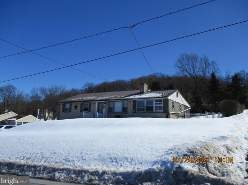 755 Market St, Mount Wolf, PA 17347-9529