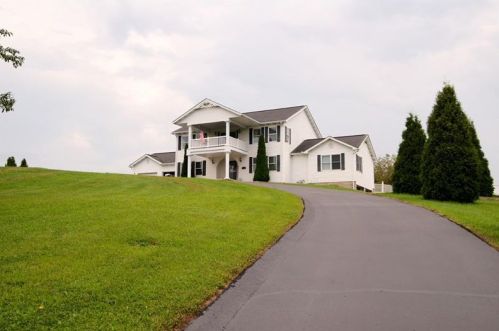 144 Meadow Gold Ln, New Kensington, PA 15068-9548