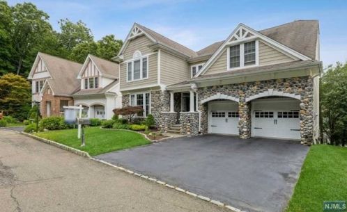 6 Woods End, Oakland, NJ 07436-2338