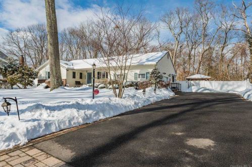 32 Nevinwood Pl, Huntington Station, NY 11746-3528