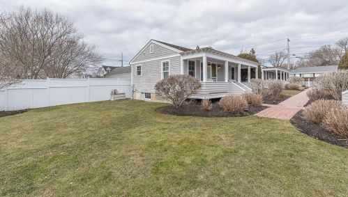 221 Purgatory Rd, Middletown RI  02842-6033 exterior