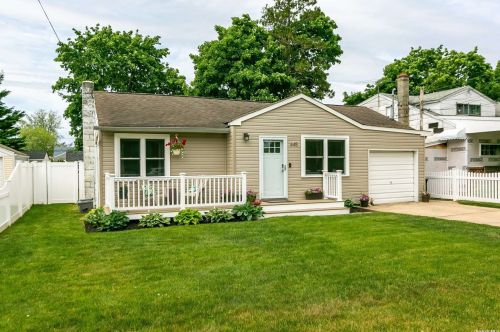 645 Monroe Ave, North Lindenhurst, NY 11757-2918