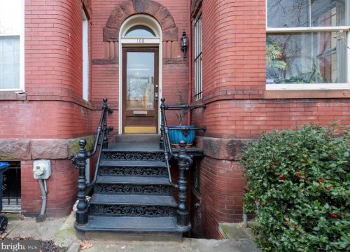 105 8th St, Washington, DC 20003-1330