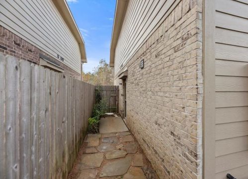 1898 Longmire Rd, Conroe TX  77304-1939 exterior