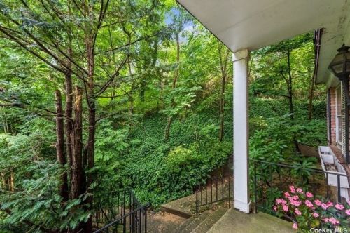 7 Wedgewood Ct, Great Neck, NY 11023-1713