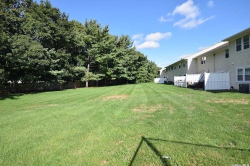 32 Gazebo Ln, Holtsville, NY 11742-1638
