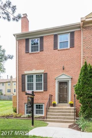 9706 Lakepointe Dr, Springfield VA  22015-1846 exterior