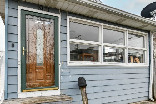 1031 Whiterock Ave, Waukesha, WI 53186-3831