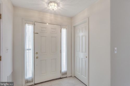 6351 Regal Oak Dr, Springfield, VA 22152-2861