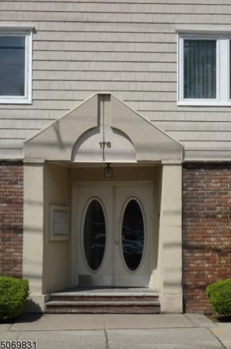 176 Chestnut St, Nutley, NJ 07110-2324
