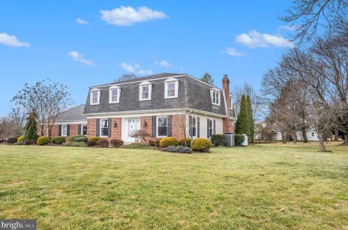 27 Windy Knoll Dr, Southampton, PA 18954-1428
