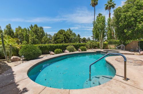 122 Kavenish Dr, Rancho Mirage CA  92270-3244 exterior