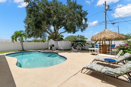 4201 Maple St, Saint Petersburg, FL 33703-5141