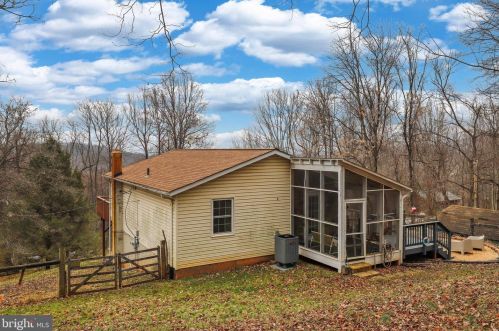 499 Rome Beauty Dr, Linden VA  22642-6441 exterior