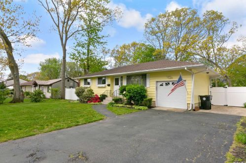 1104 Namdac Ave, Bayshore, NY 11706-6126