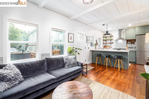 1058 56th St, Oakland CA 94608-2745 exterior