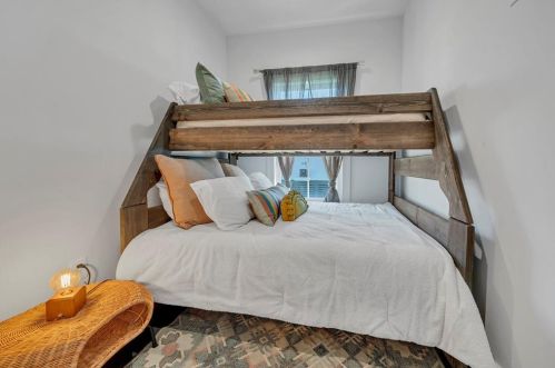 1208 32 St, Galveston TX 77550-6823 exterior