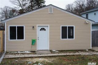 12 Carlton Ave, Manor Park, NY 11950-3202